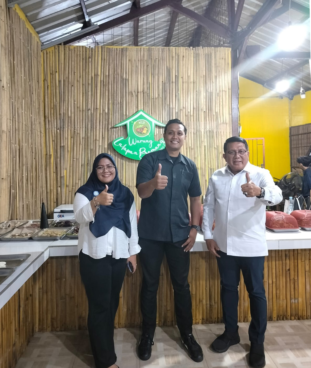 Mampir Makan Malam di Warung Lalapan Bomang Milik Mas Army, Pengurus DPK APINDO Kabupaten Bogor.